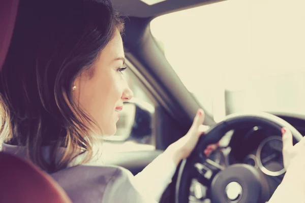 Mujer joven conduciendo un coche — Foto de Stock