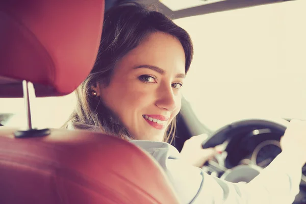 Mladá žena řízení auta — Stock fotografie