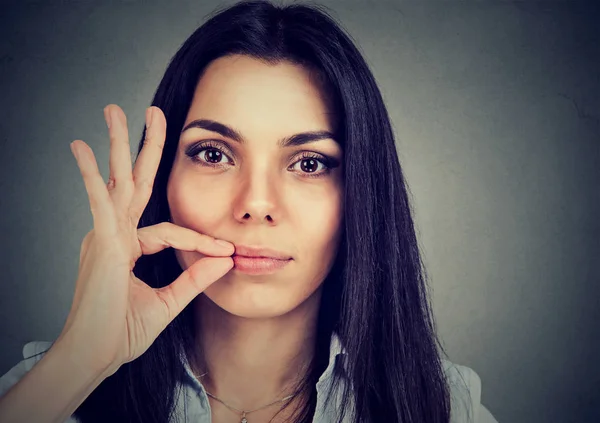 Mantén un secreto, mujer cerrando la boca. Concepto silencioso —  Fotos de Stock