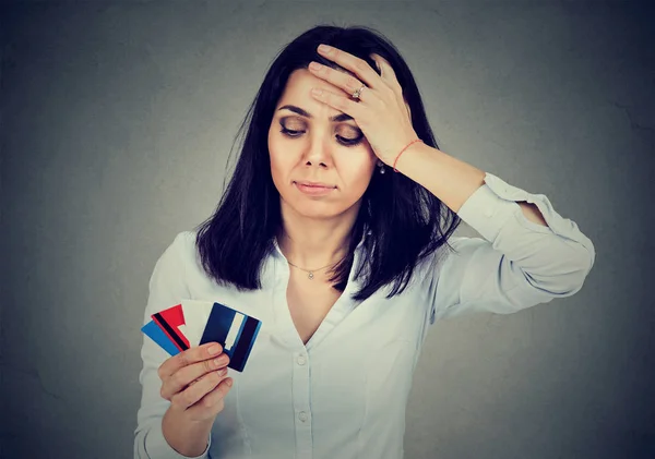 Gestresste Frau im Besitz mehrerer Kreditkarten — Stockfoto