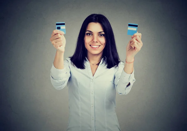 Feliz dívida mulher livre segurando um corte de cartão de crédito em dois pedaços — Fotografia de Stock