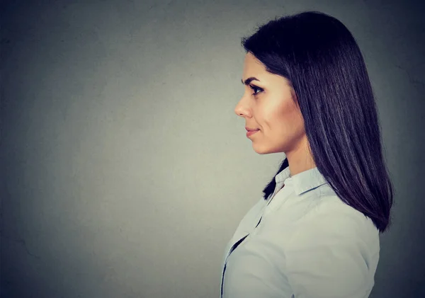 Perfil lateral de una mujer feliz y sonriente —  Fotos de Stock