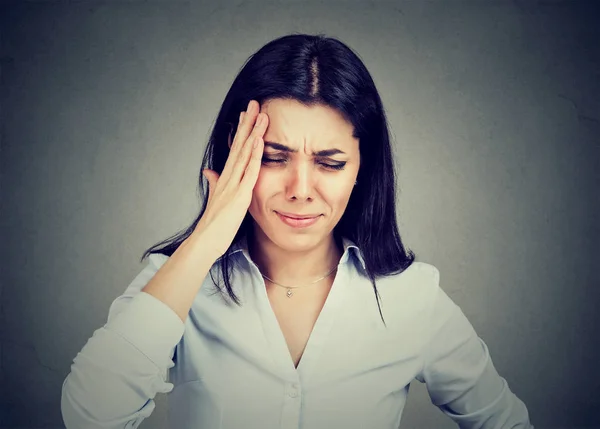 Mladá žena trpící bolestí hlavy — Stock fotografie