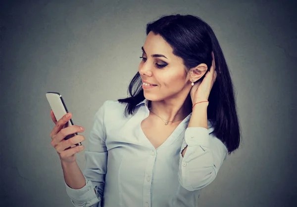 Mujer leyendo mensaje de texto en el teléfono inteligente tener una conversación agradable —  Fotos de Stock