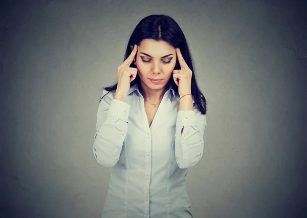 Traurige junge Frau mit sorgenvoll gestresstem Gesichtsausdruck, die Kopfschmerzen hat — Stockfoto