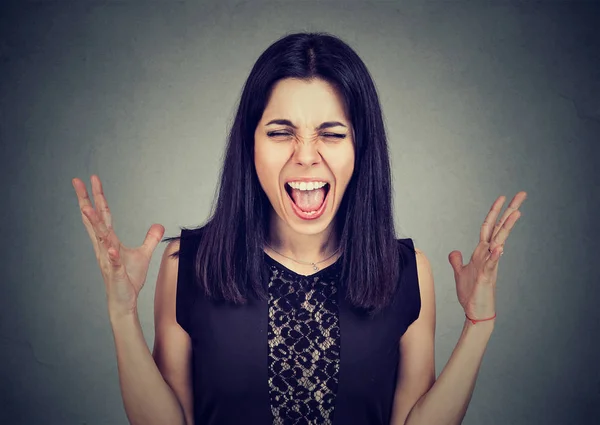 Retrato irritado jovem mulher gritando — Fotografia de Stock