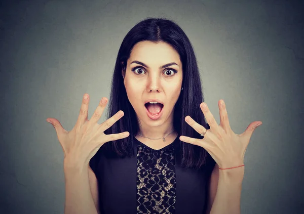 Retrato de una joven sorprendida — Foto de Stock