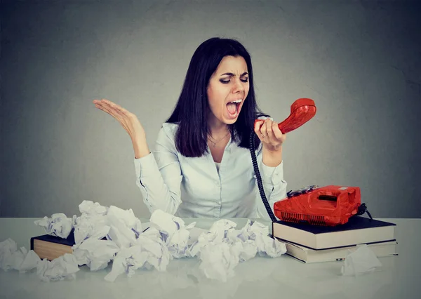 Angry businesswoman speaking on the phone screaming in frustration — Stock Photo, Image