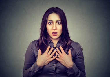 Sersem kadın kameraya arıyor 