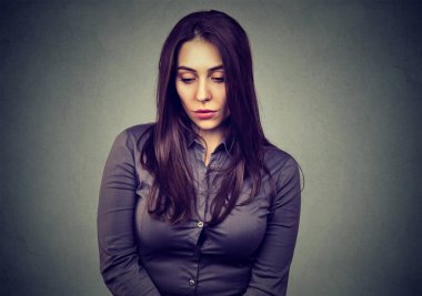 üzgün genç kadın aşağı bakıyor 