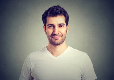 Gülümseyen genç adamın portresi