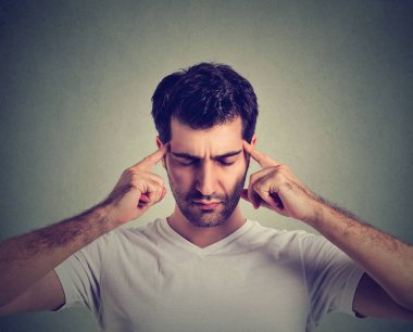 Düşünceli üzgün adam çok yoğun konsantre düşünce