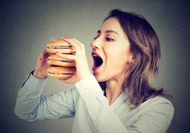 Bir duble burger özlem yemek kadın 