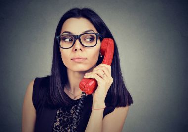 Meraklı kadın ilginç bir telefon görüşmesi var