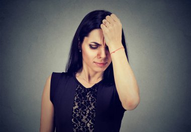 Üzgün pişman kadın aşağı bakıyor 