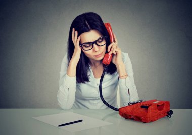 Telefondaki kadın ciddi bir iş