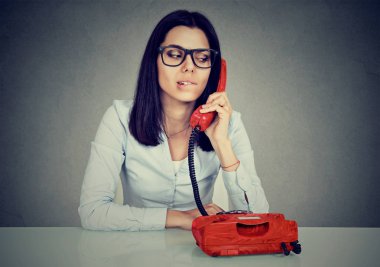 Meraklı kadın ilginç bir telefon görüşmesi var