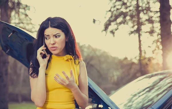 kaput açma ve cep telefonuyla yardım çağrısında having üzmek ile kırık arabası, kadın