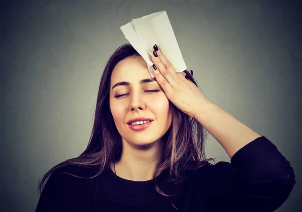 Vrouw veegt het zweet van haar voorhoofd met een zakdoek — Stockfoto