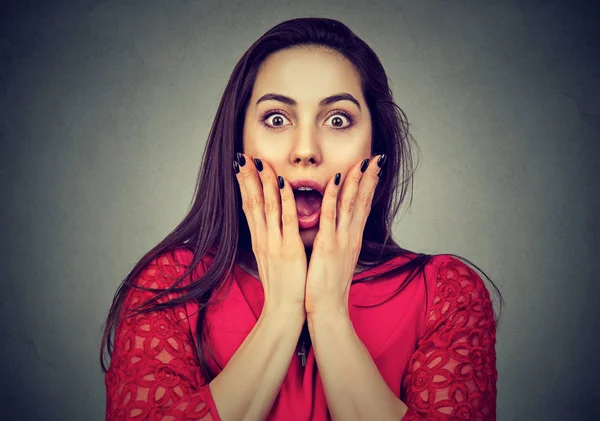 Retrato de uma mulher chocada — Fotografia de Stock