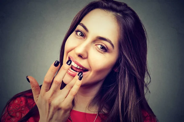 Mujer joven aplicando bálsamo de labios —  Fotos de Stock