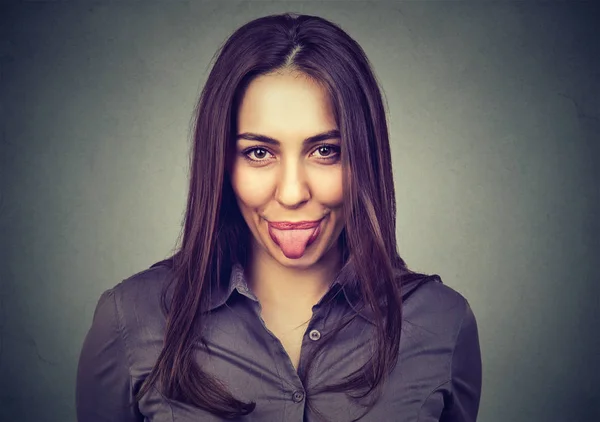 Jovem mulher mostrando sua língua — Fotografia de Stock