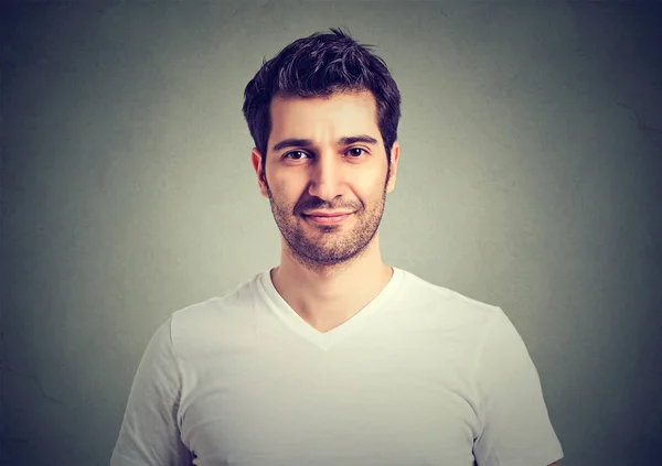 Retrato del joven sonriente — Foto de Stock