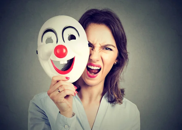 Mujer gritando enojado quitando máscara payaso feliz —  Fotos de Stock