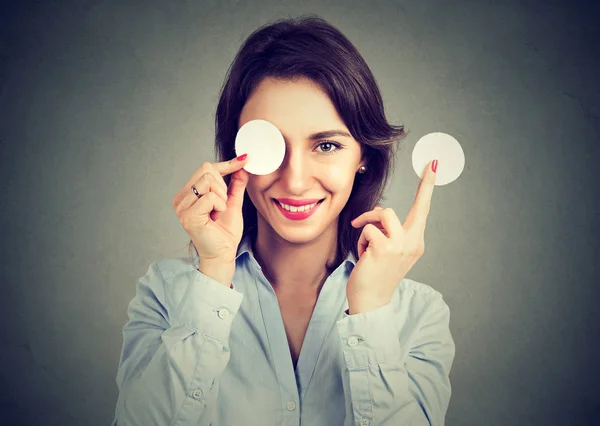 Kvinna att ta bort tillämpas makeup med en bomullspad svamp — Stockfoto