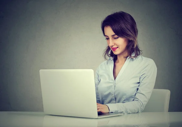 Vrouw werkt op laptop computer — Stockfoto