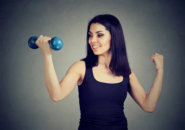 Mulher feliz exercitando com halteres — Fotografia de Stock