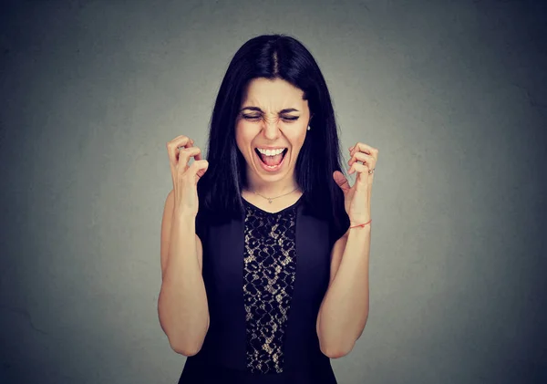 Mujer joven histérica enojada gritando —  Fotos de Stock