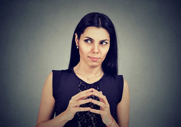 Mujer astuta e intrigante tramando algo — Foto de Stock