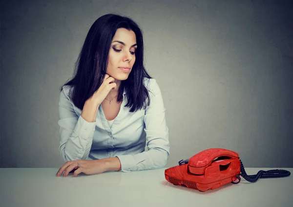 Mujer triste esperando a que alguien la llame —  Fotos de Stock