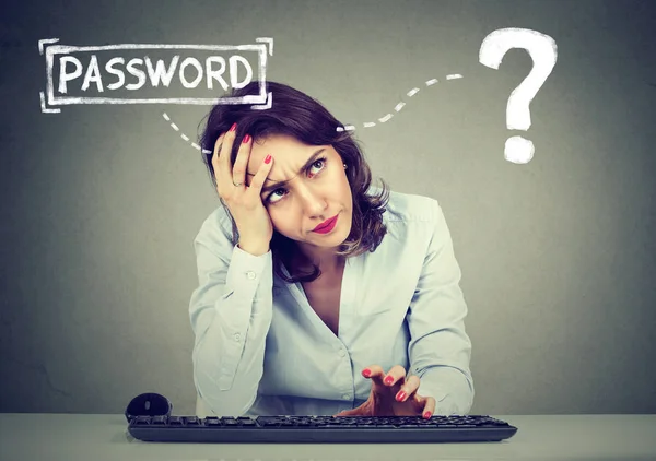 Zoufalá žena se snaží přihlásit do svého počítače zapomenuté heslo — Stock fotografie