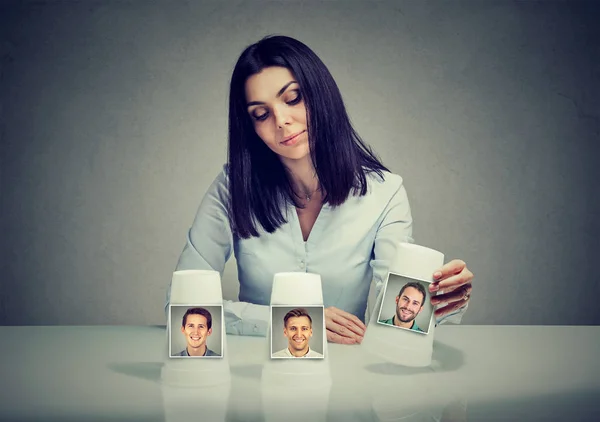 Donna che gioca un gioco di trucco evocativo facendo una scelta fidanzato — Foto Stock