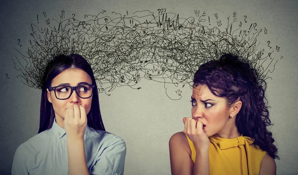 Deux femmes anxieuses se regardant échanger avec beaucoup de pensées — Photo