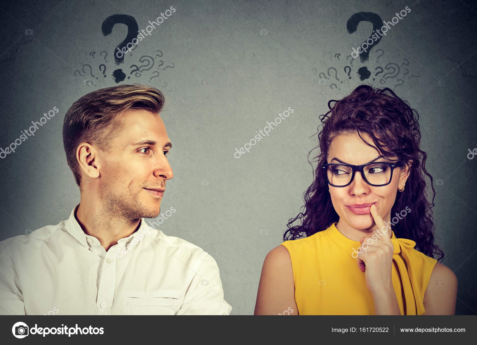 Мужчина и женщина с вопросительным знаком смотрят друг на