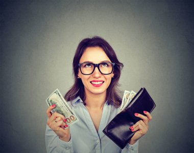 M-cüzdan para alarak mutlu kadın 