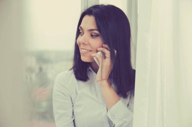 kadın daire penceresinde tarafından duran cep telefonunda söz