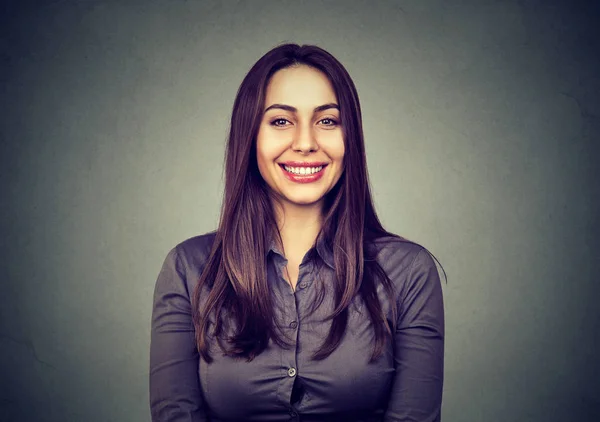 Retrato de una hermosa mujer sonriendo mirando a la cámara —  Fotos de Stock