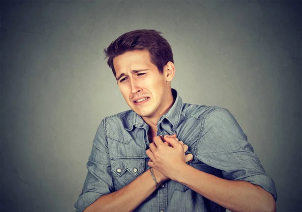 Hombre que sufre de dolor de corazón — Foto de Stock