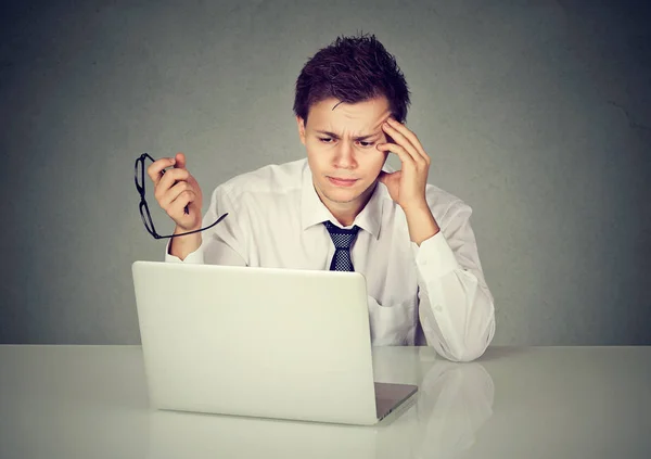 Desperate employee man with glasses working on laptop — Stock Photo, Image