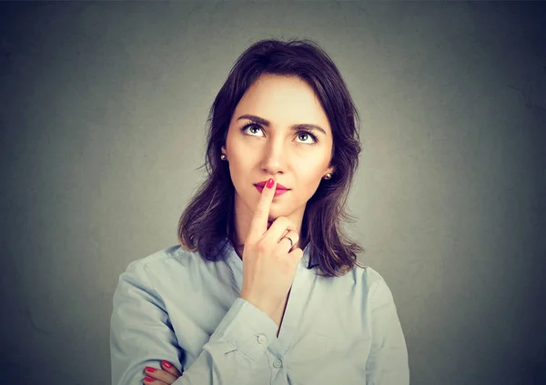 Vrouw denken overweegt opzoeken — Stockfoto