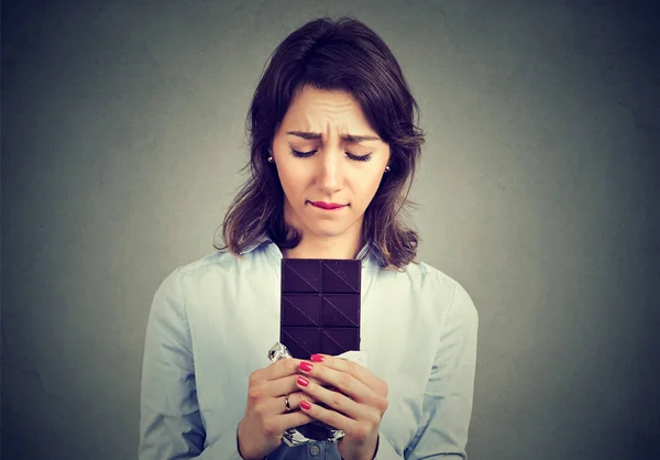 Mulher cansada de restrições de dieta desejando barra de chocolate — Fotografia de Stock