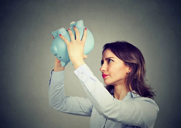 Bezorgd vrouw met lege piggy bank — Stockfoto