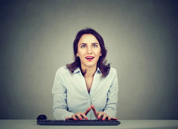 Frau mit Computer überrascht — Stockfoto