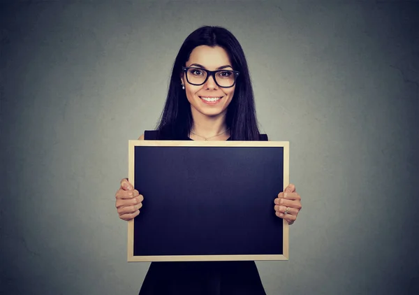 Vrouw met een schoolbord met copyspace. — Stockfoto