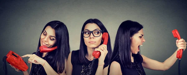 Mujer marcando el número en el teléfono vintage curiosamente escuchando y enojándose gritando por teléfono —  Fotos de Stock