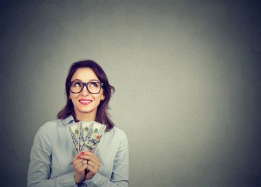 Mutlu hayalifener iş kadını elinde hayal nasıl onları harcamak için para para ile